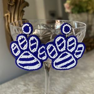 Blue & white paw print earrings 💙